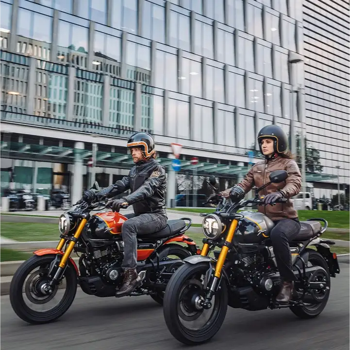 Ragazzi in moto tvs ronin